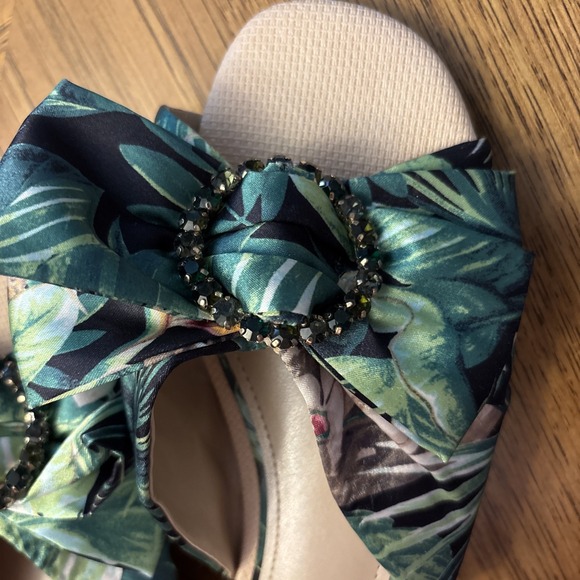 White House Black Market Women's 6.5 Emerald Palm Tropical Bow Slides Sandals - Picture 2 of 5